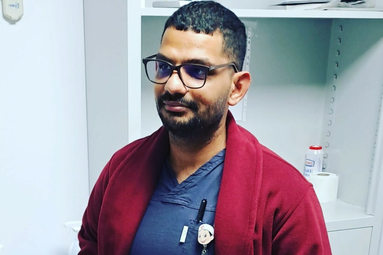 Cine este tânărul rom abandonat la orfelinat și care a absolvit UMF Cluj. Legătura cu un fost prim-ministru al României