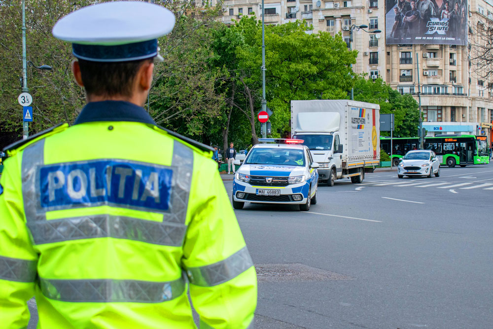 Un șofer din Alba a fost REȚINUT de polițiști după ce s-a dus să-și înnoiască permisul de conducere fals, cumpărat cu 2.000 de euro de pe Facebook