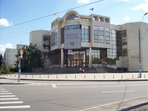 ȘOCANT! Un bărbat și-a dat foc pe scările Palatul de Justiție din Baia Mare