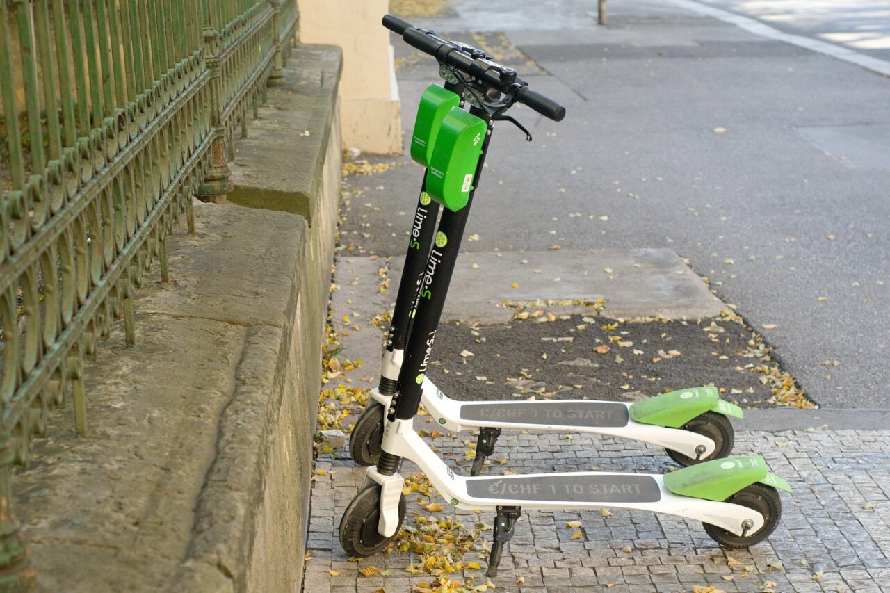Se schimbă legea. Asigurarea RCA, obligatorie pentru trotinete și biciclete electrice!