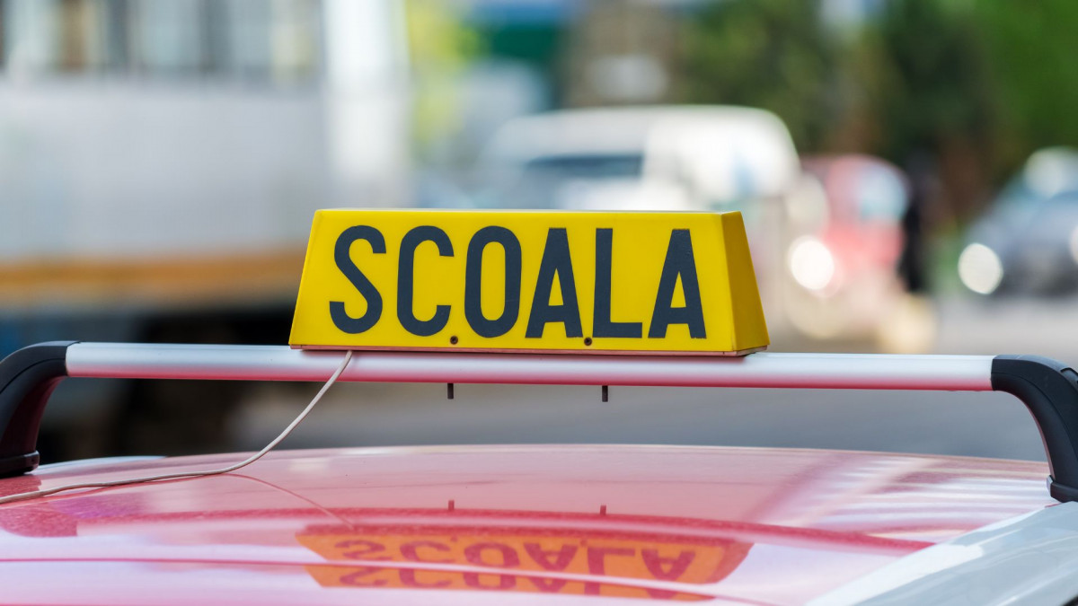 Tânără de 18 ani, AGRESATĂ sexual și șantajată de instructorul auto cu care făcea ore de conducere