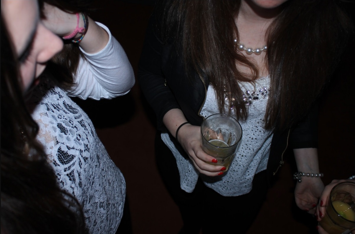 Fată de 16 ani, din Botoșani, aproape de comă alcoolică / Consumul de ALCOOL în rândul adolescenților, la cote alarmante