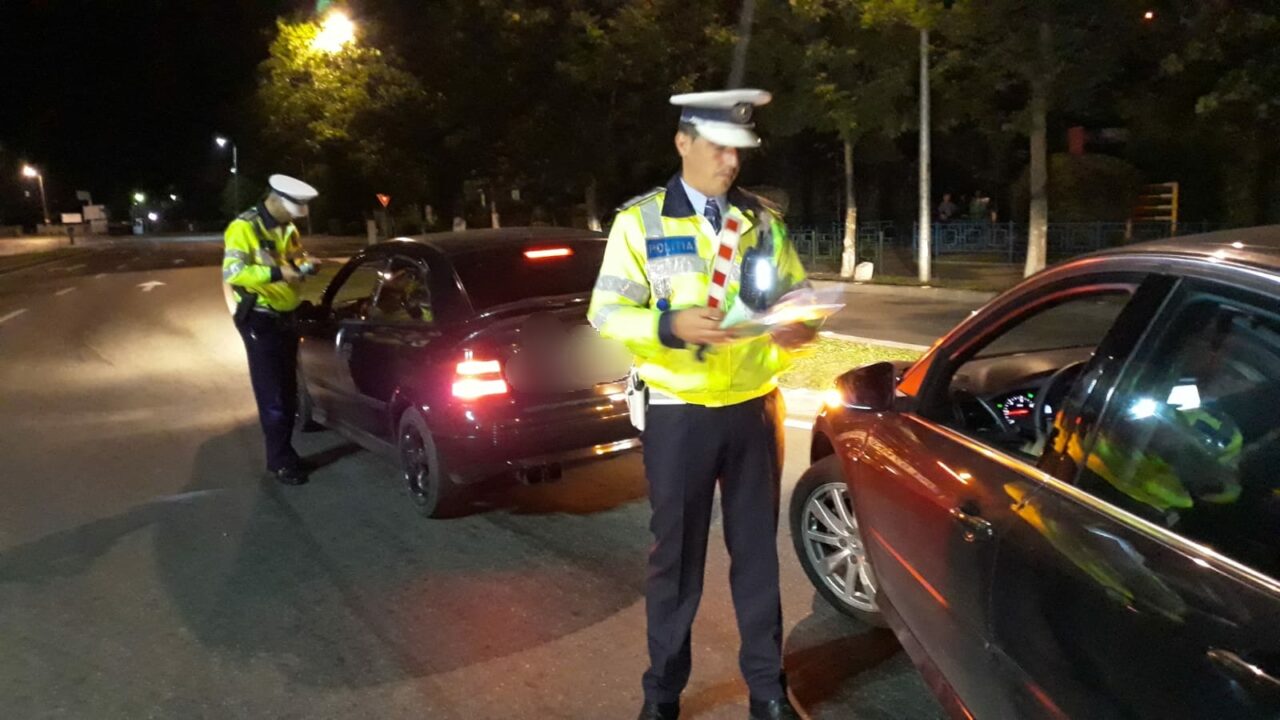 VRANCEA. Doi șoferi beți și fără permis de conducere au condus aceeași mașină neînmatriculată