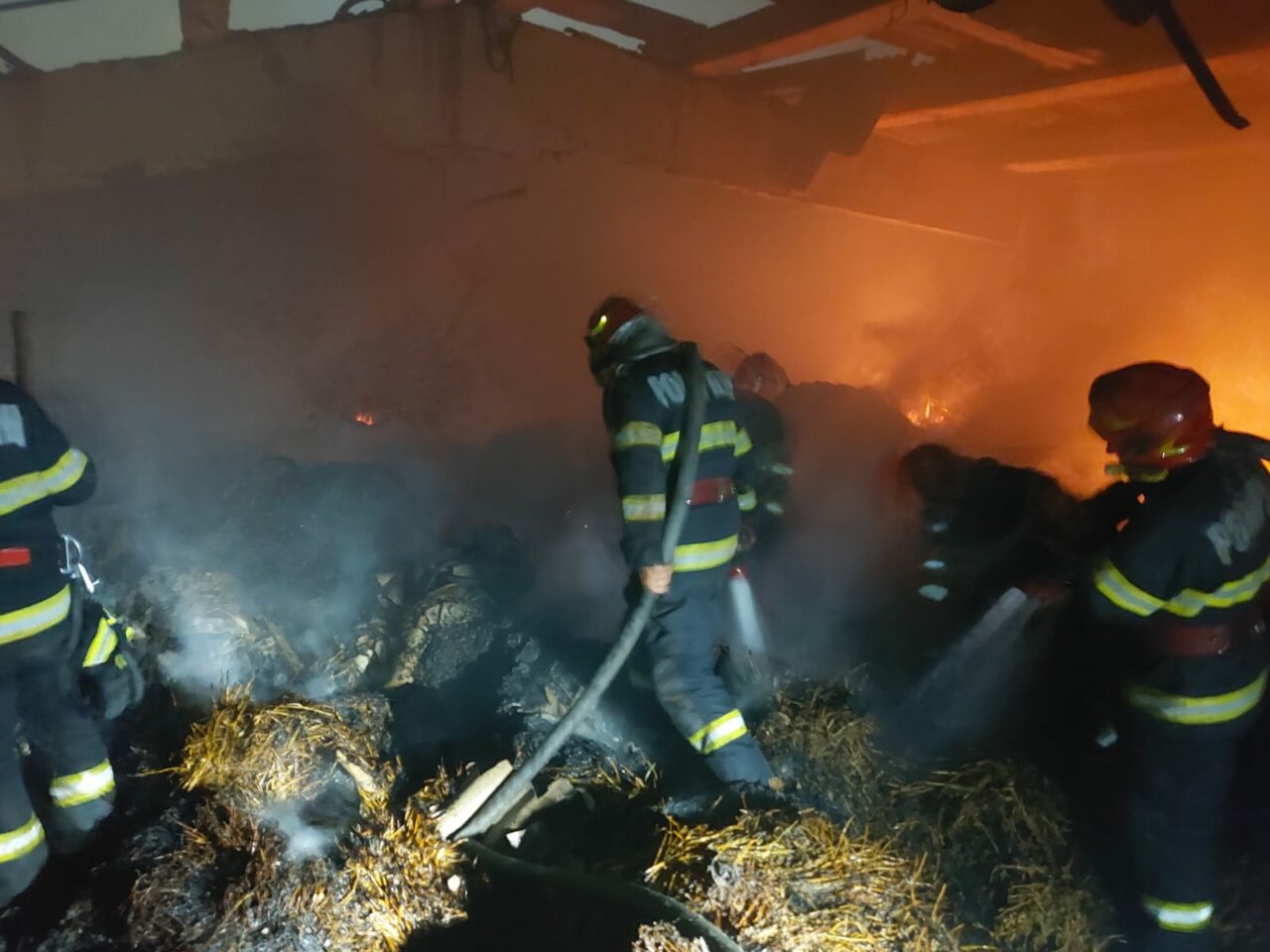 VIDEO | Incendiu la o hală din Vrancea. 8 ore s-au chinuit pompierii să stingă flăcările