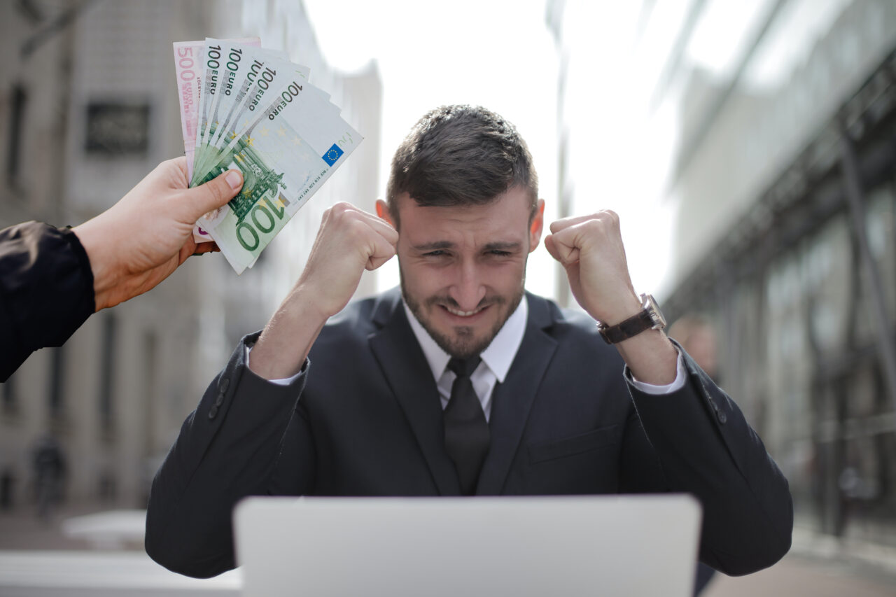 Ce salariu primește un român în OLANDA în octombrie 2023. Schimbări majore de la 1 ianuarie 2024
