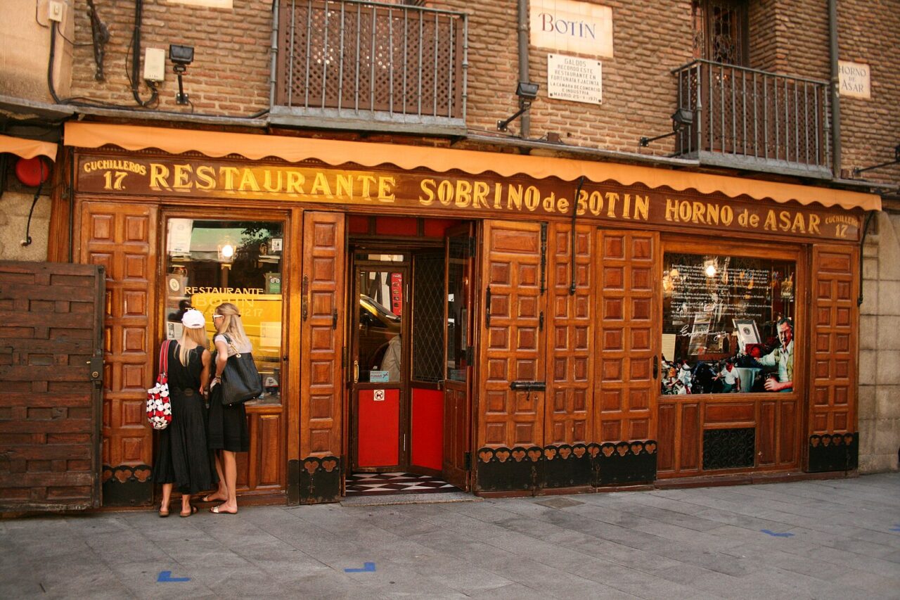 FOTO | Cum arată, la INTERIOR, cel mai vechi restaurant din lume. Are 300 de ani și 4 etaje