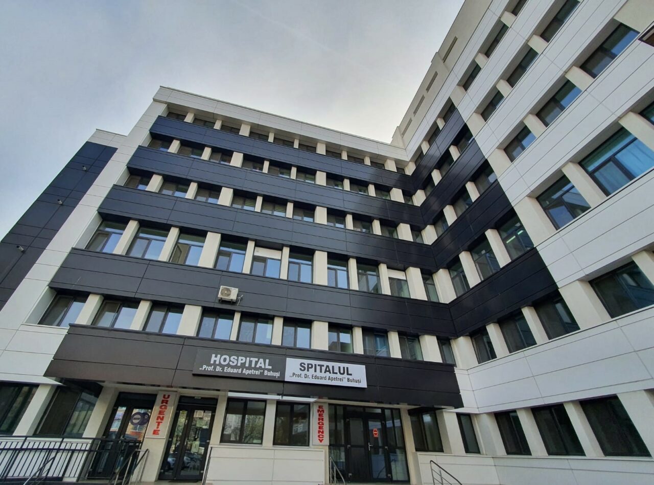 Un angajat de la spitalul din Buhuşi s-a aruncat pe geam. Bărbatul s-ar fi certat cu soţia, colegă de muncă