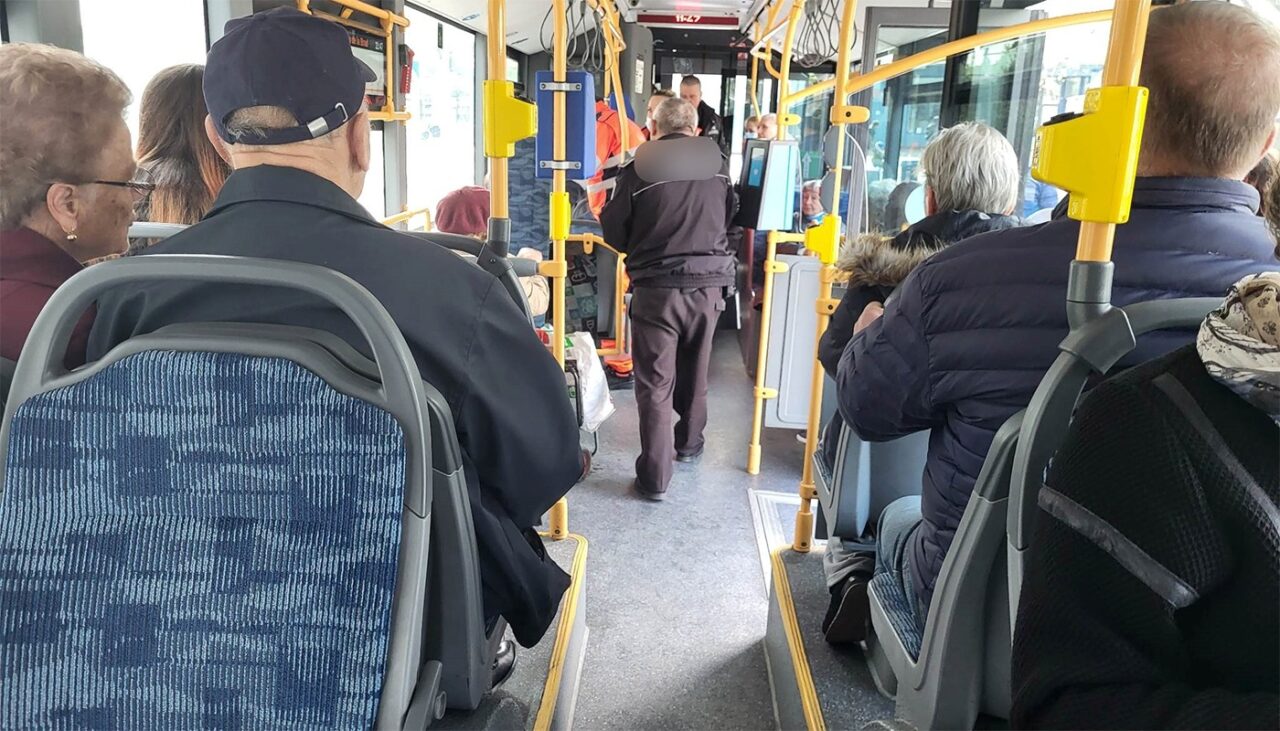 Ce a pățit acest tânăr după ce s-a dat CONTROLOR într-un autobuz din Cluj și a încercat să ceară bani pasagerilor fără bilet