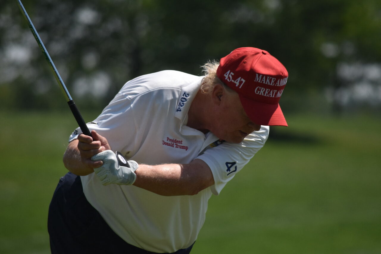 VIDEO | Donald Trump e un om cu „greutate”. Dar, care este greutatea lui Trump? Schwarzenegger îl pune să alerge în jurul său