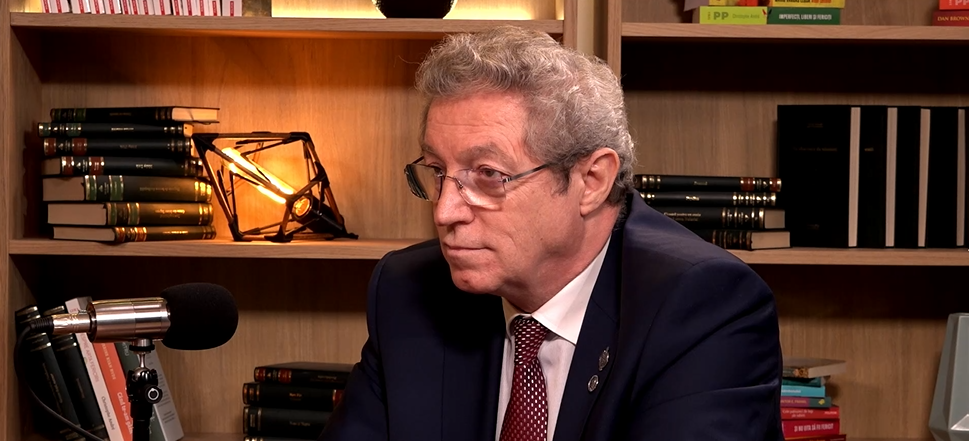 VIDEO | Adrian Streinu Cercel a vorbit la podcastul Altceva despre rolul lui Dumnezeu în actul medical: „De obicei, E acolo și uneori te luminează”