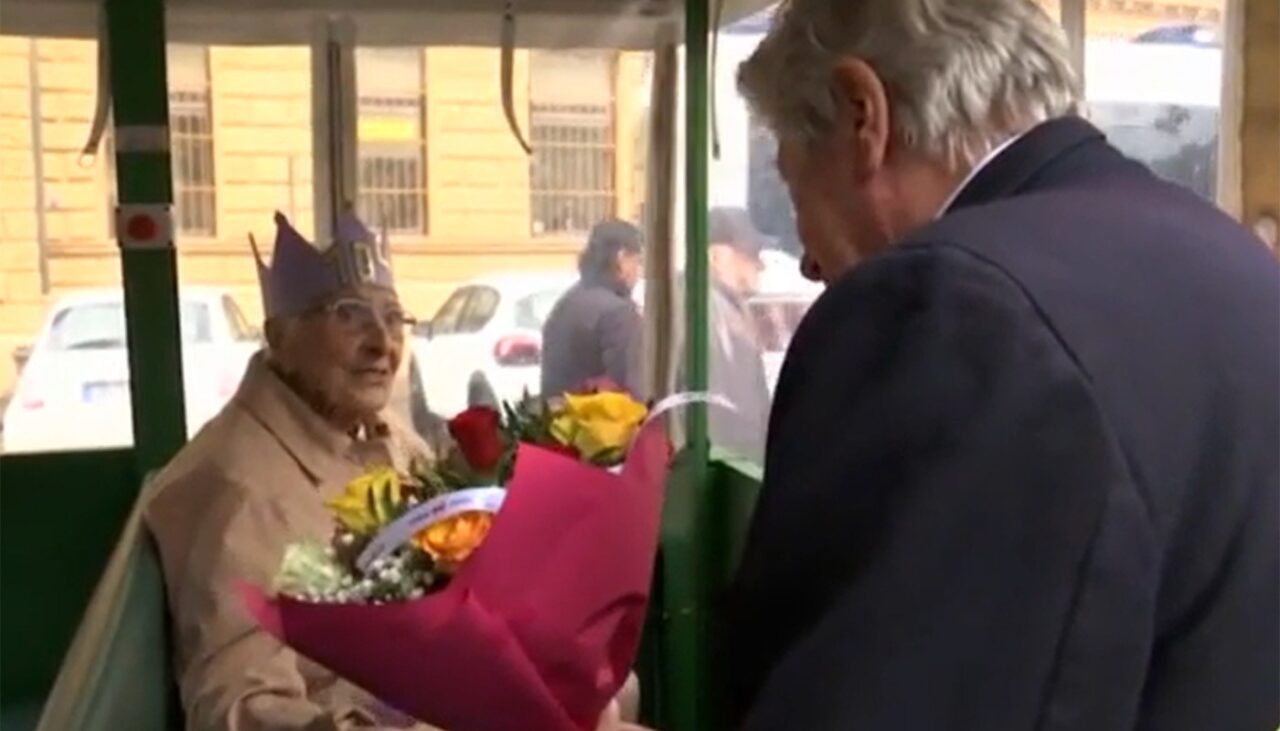 Caz rarisim! Câți ani tocmai a împlinit pensionara din imagine. A fost sărbătorită de NEPOTUL ei, care are 70 de ani!