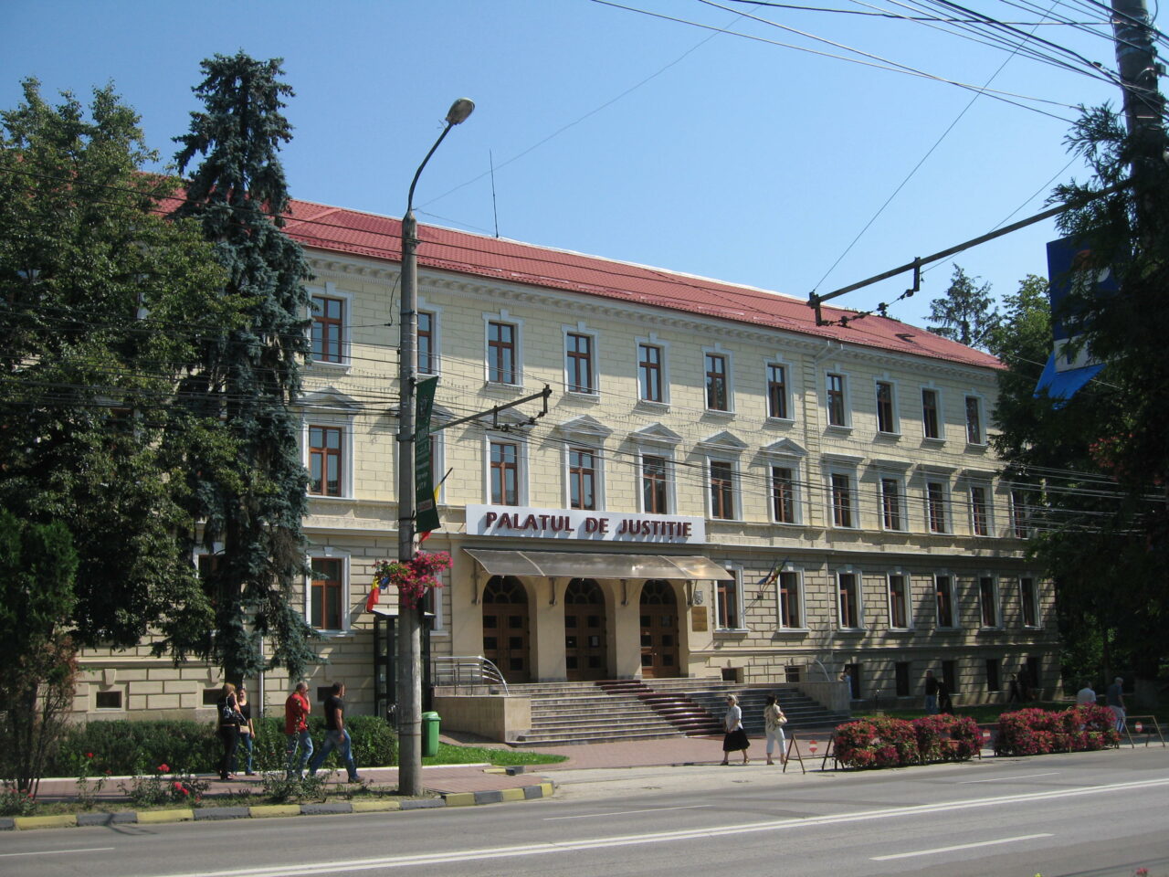 Percheziții acasă și la biroul unei judecătoare de la Tribunalul Suceava. Este suspectată că îi ajuta pe traficanții de droguri (SURSE)