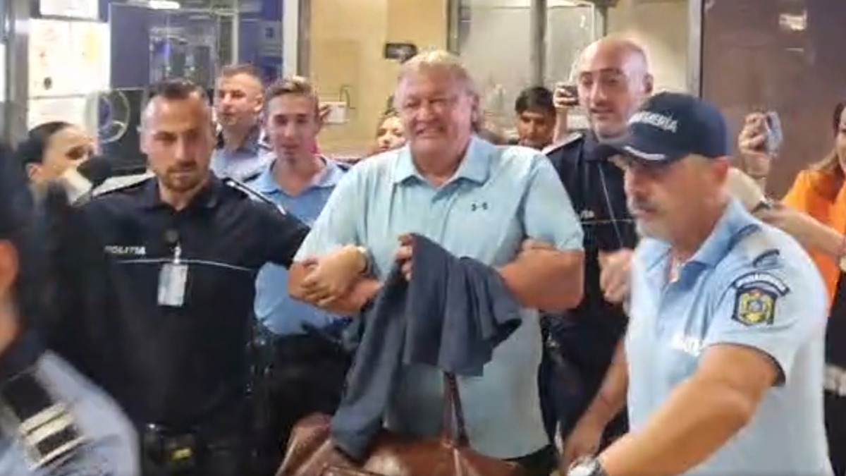 UPDATE | Dănuț Lupu s-a predat, după sosirea din Dubai. Fostul fotbalist, preluat în cătușe de polițiști direct din Aeroportul Otopeni (VIDEO)