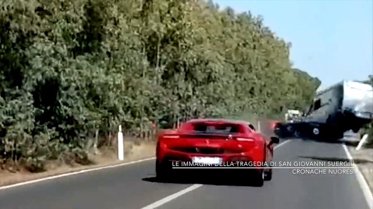 VIDEO | Trei automobile s-au lovit violent în Italia. Un CUPLU a murit carbonizat