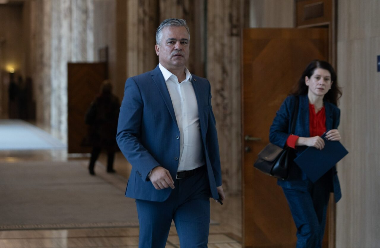 LOVITURĂ pentru bugetari. O nouă condiție pentru românii care vor un loc de muncă la stat