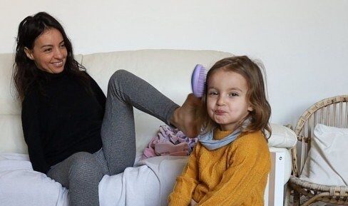 Sarah, femeia fără MÂINI, își crește singură fiica de patru ani