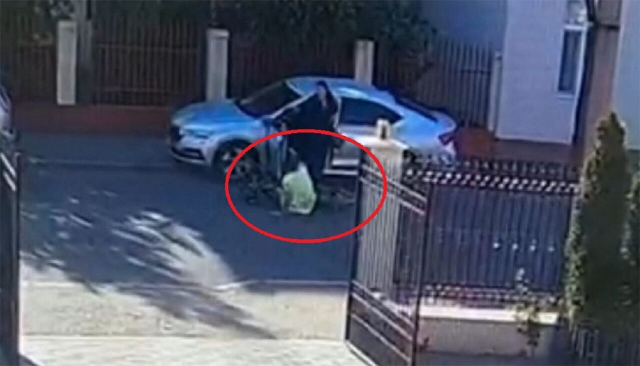 VIDEO |De ce NU trebuie să deschizi portiera mașinii fără să te asiguri. Ce a pățit o șoferiță din Ploiești