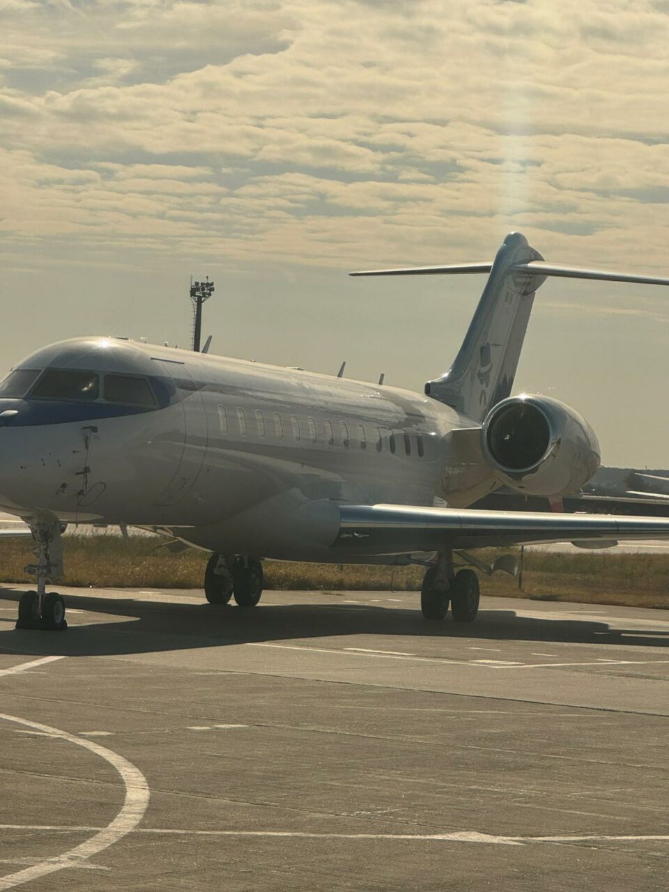 IMAGINI EXCLUSIVE | Ion Țiriac a plătit 20 mil. € ca să-și extindă flota aeriană! Ce a desenat pe coada noului avion