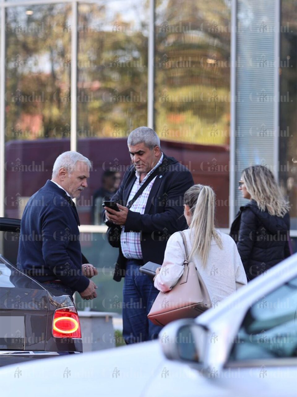 EXCLUSIV | Primele imagini cu Liviu Dragnea după ce a fost externat! Îl urmăresc blestemele? X5-ul i s-a oprit în fața Poștei