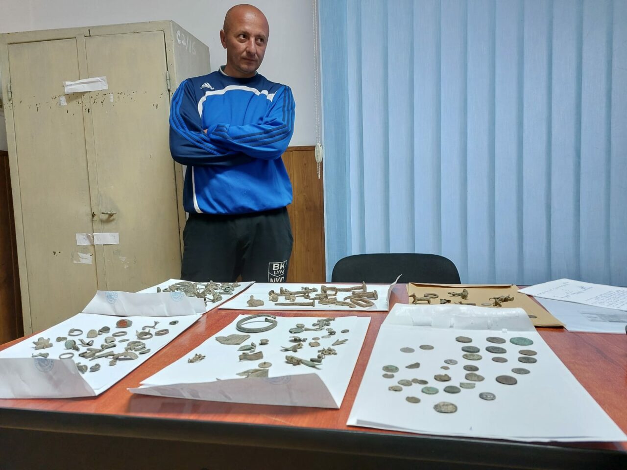 ZECI de obiecte din epoca romană, găsite pe un teren agricol în Dolj