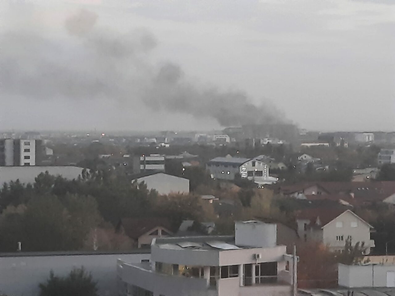 VIDEO EXCLUSIV | Incendiu puternic în Cartierul Ghencea. Un imobil a fost cuprins de flăcări