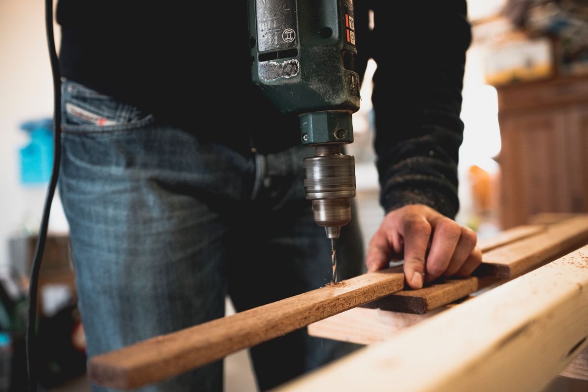 Amenajarea unui atelier pentru proiectele tale DIY sau de bricolaj – principalele lucruri de care ai nevoie!
