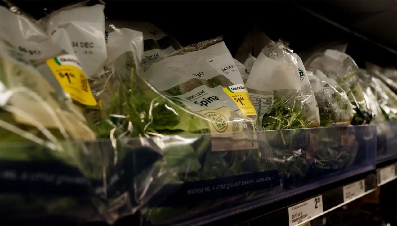 Ți se întoarce stomacul pe dos! Ce a găsit o femeie în punga cu SALATĂ, pe care a cumpărat-o din supermarket