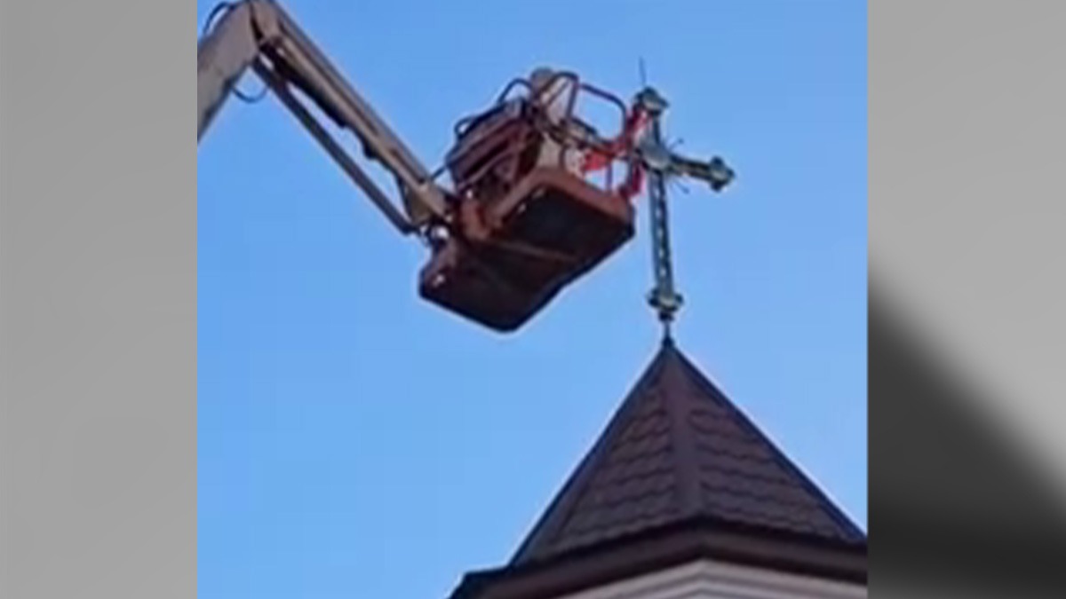 VIDEO | ÎPS Teodosie, din nou într-o ipostază inedită. A fost ridicat cu macaraua pentru a sfinți crucea unei biserici