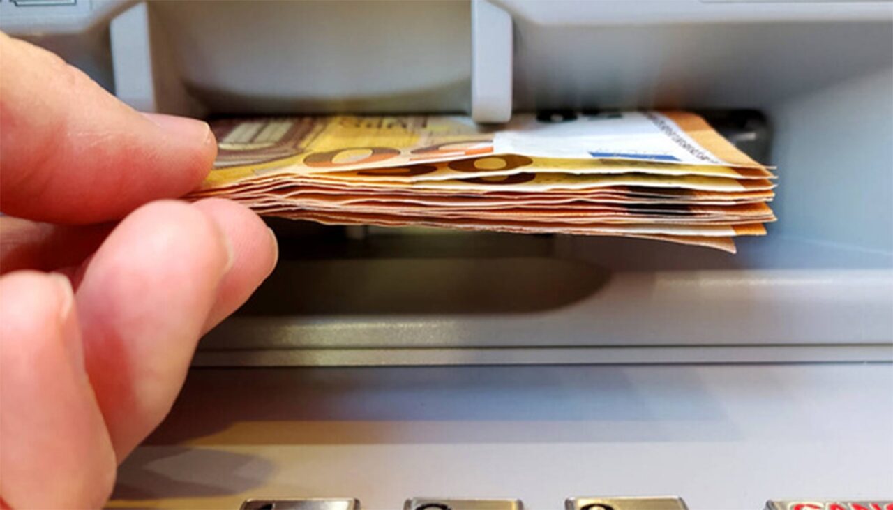 Cum s-a RĂZBUNAT un milionar pe angajații unei bănci. Și-a scos toți banii din cont, de la bancomat, și i-a pus să-i numere