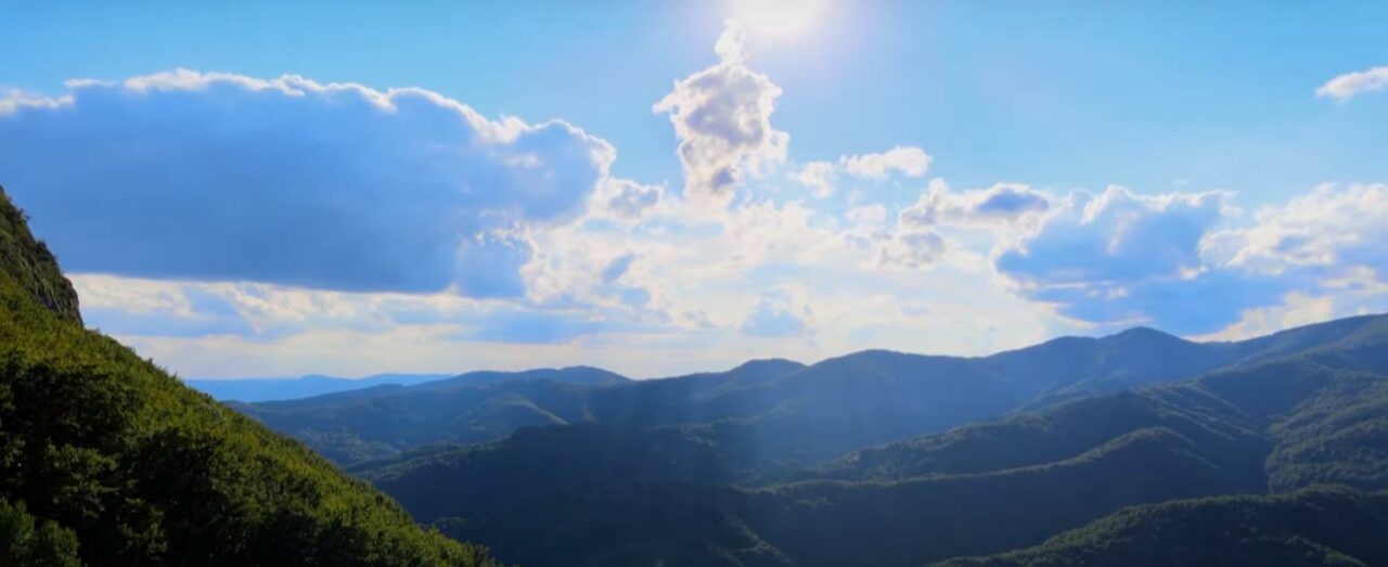 Colțul de rai ÎNGHIȚIT de pădure din România. „Oamenii nu s-au mai întors niciodată…”