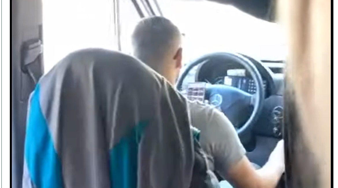 VIDEO | Șofer de microbuz cu călători, surprins butonând telefonul în timp ce conduce. REACȚIA IPJ Prahova