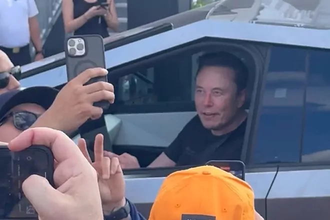 Elon Mosk și-a scos în lume noul prototip TESLA. A mers la Marele Premiu de F1 al SUA cu „Cybertruck” și a atras toate privirile