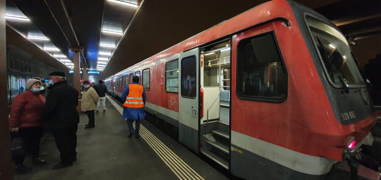 Sibiancă abandonată în TREN în Crăciunelul de Jos. „Au încercat să repare trenul cu sârmă din gardurile oamenilor”