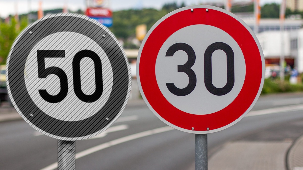 O persoană a schimbat un SEMN de circulație cu limită de viteză, de la 50 la 30km/h. Poliția nu și-a dat seama și a dat amenzi