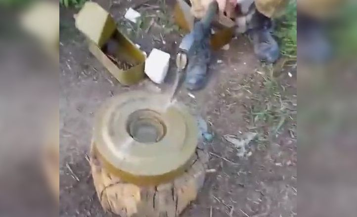 VIDEO | Inconștientă?! Militar ucrainean, filmat când taie o mină anti-tanc cu toporul