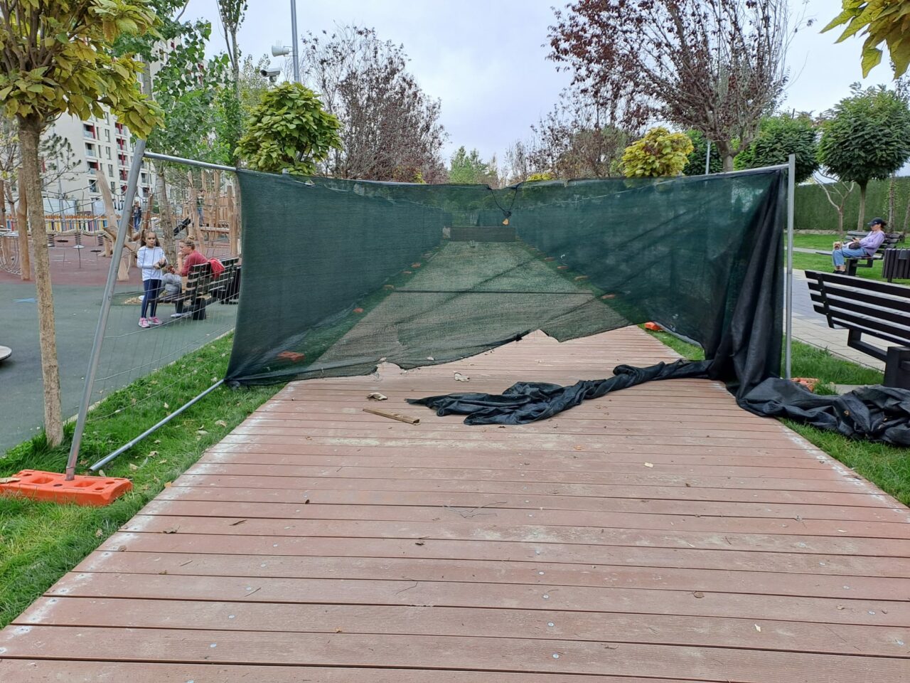 EXCLUSIV | Cel mai nou parc din București a intrat deja în reparații, la 4 luni de la inaugurare. Suprafața decking din Parcul Liniei va fi înlocuită