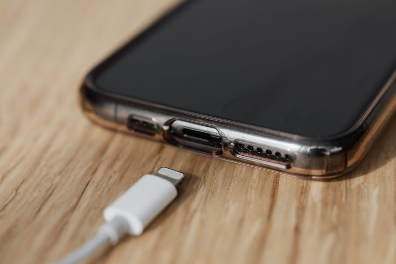 De ce nu e bine să încarci telefonul noaptea. Un expert avertizează