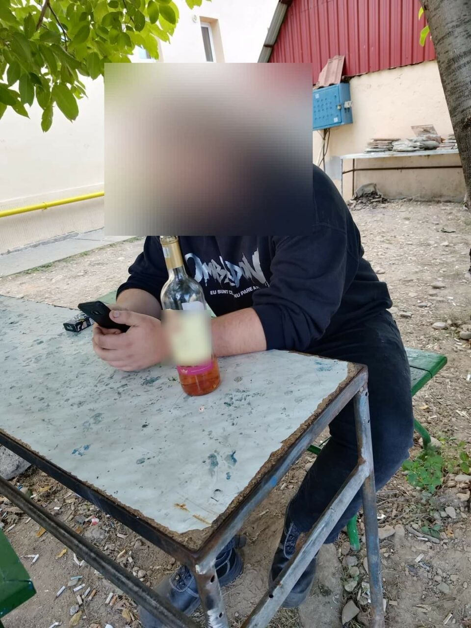 Un elev a fost prins în timp ce bea ALCOOL chiar în curtea școlii