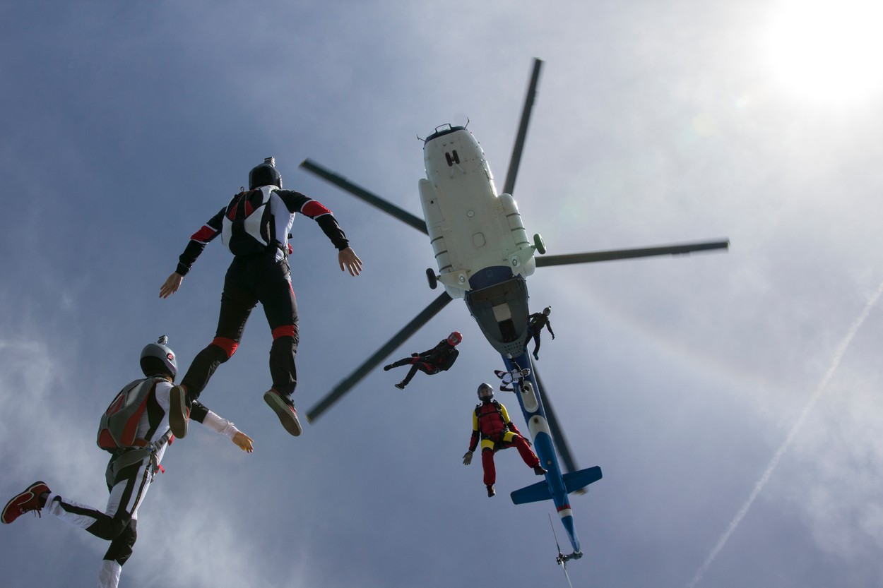 Clipe de coșmar pentru o tânără care a vrut să încerce senzații extreme. S-a aruncat din elicopter, dar PARAȘUTA nu s-a mai deschis