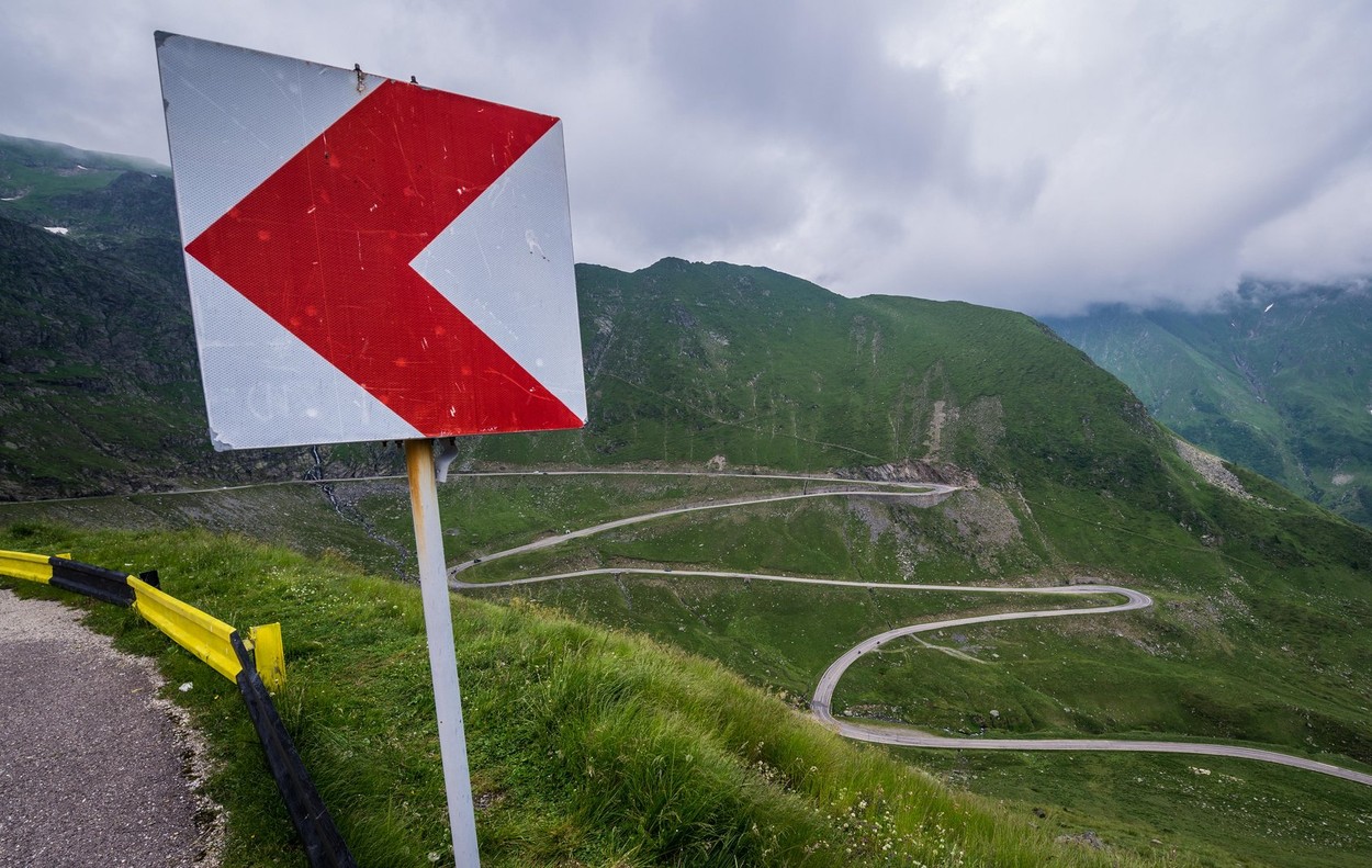 Când se REDESCHIDE Transfăgărășanul, cel mai spectaculos drum din România. Acum se lucrează la deszăpezire şi montarea semnalizării rutiere