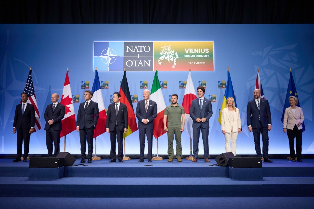 Marea Britanie se va consulta cu aliații din NATO pentru soluții de menținere a asistenței pentru Ucraina, în contextul crizei politice din SUA