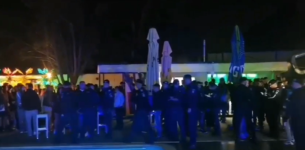 VIDEO | Razie în miez de noapte, la un club din București: Zeci de persoane legitimate / Patru bastoane și patru spray-uri lacrimogene, depistate