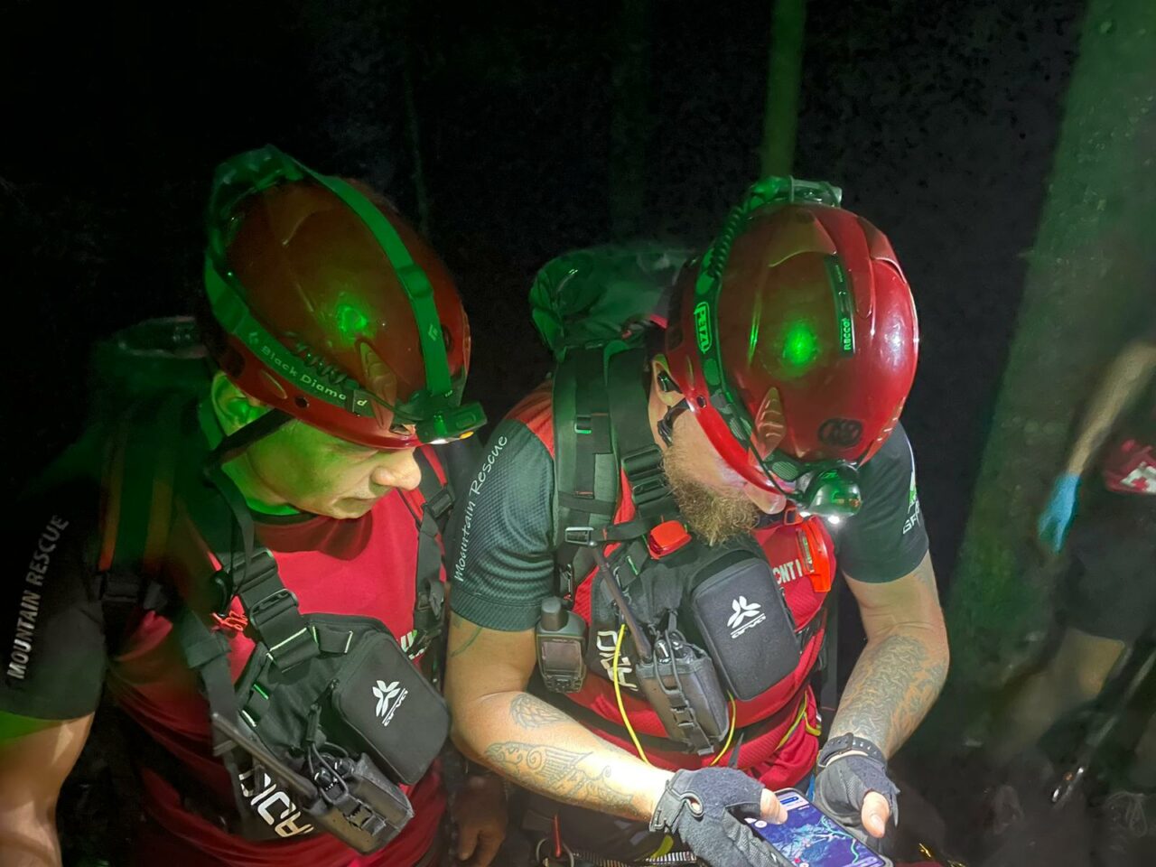 Acțiune de salvare: Un grup de 11 cetăţeni irlandezi voiau să ajungă la mănăstirea Pietroasa, din Munții Rodnei, dar s-au RĂTĂCIT din cauza ceţii
