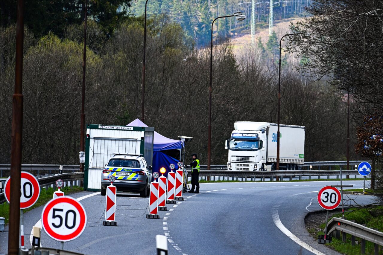 Cehia și Polonia reintroduc CONTROALELE la granița cu Slovacia din cauza creșterii numărului de migranți