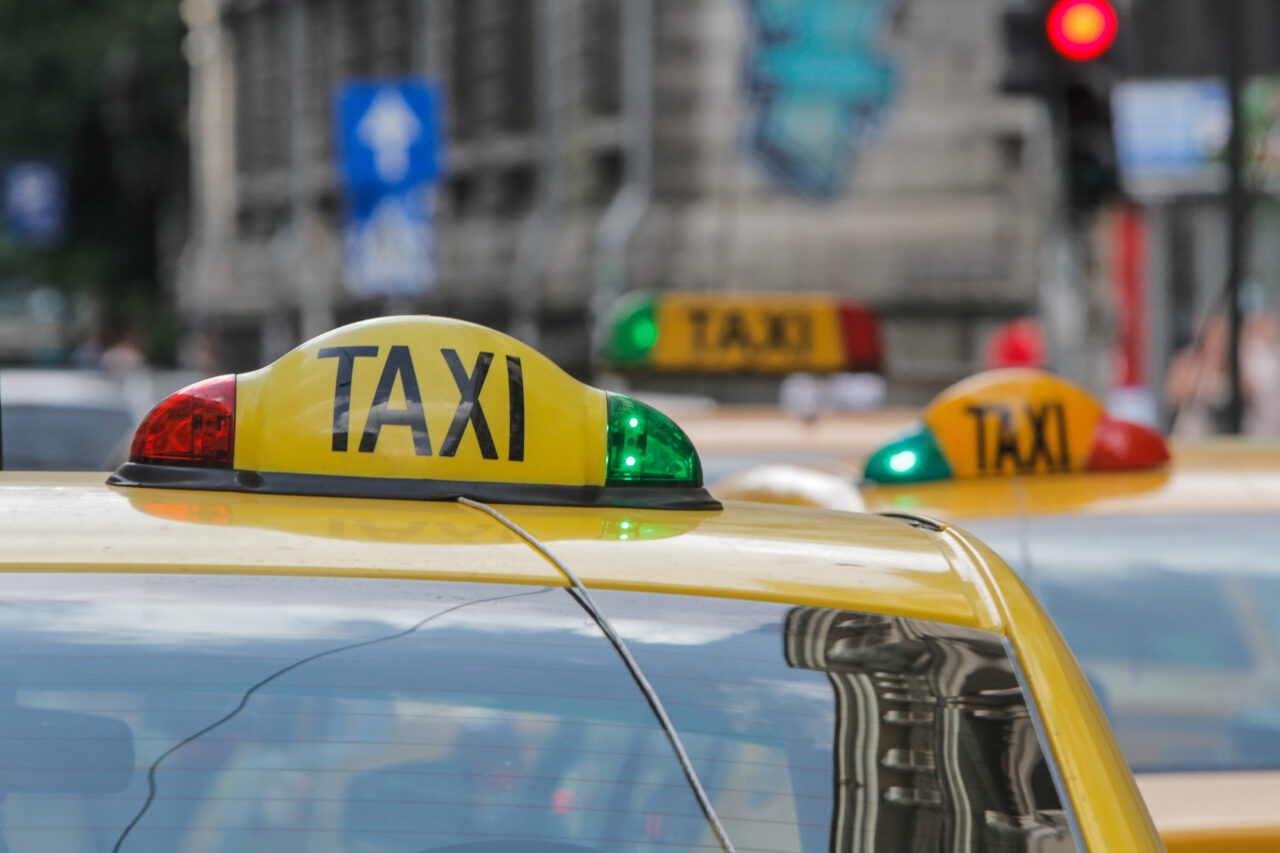 Un nou tip de înșelătorie face ravagii în România: Un taximetrist din Suceava a fost PĂCĂLIT cu 6.000 de lei / Cum acționează infractorii