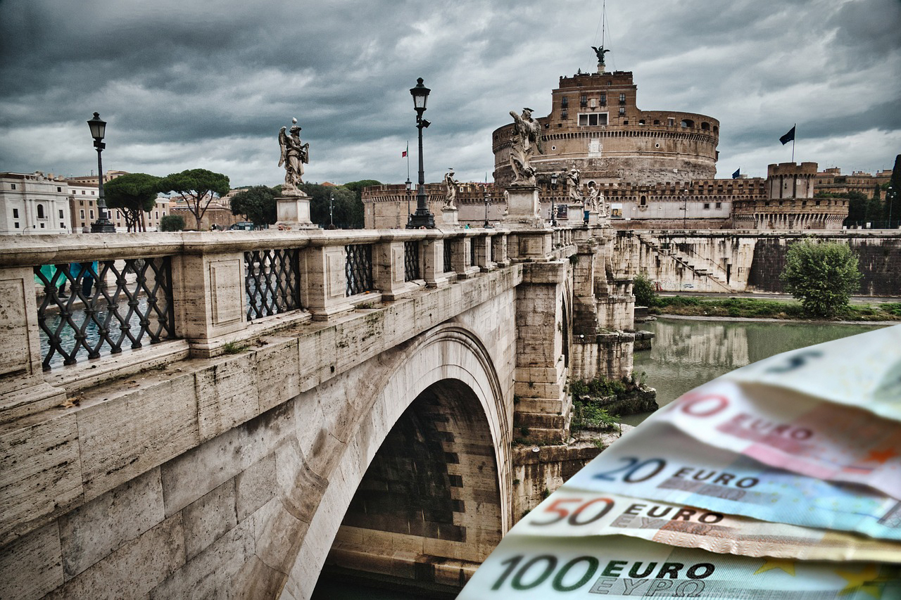 Românii din Italia trimit tot mai PUȚINI bani acasă  / Suma a scăzut cu 50 de milioane de euro în fiecare an