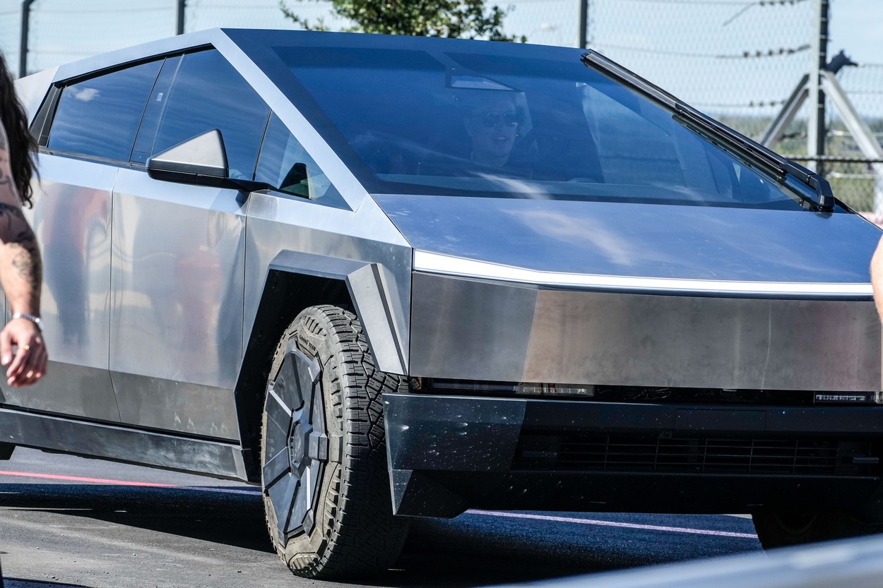 Elon Musk a dat lovitura: acțiunile TESLA, boom pe bursă după victoria lui Donald Trump!