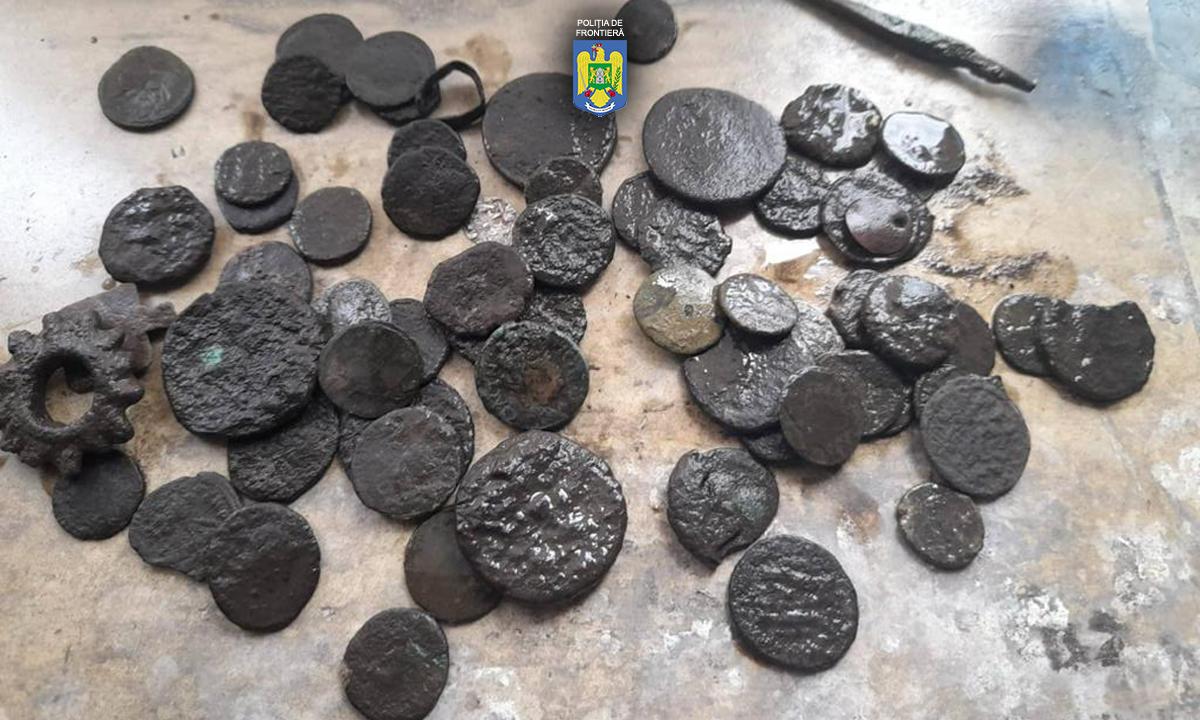 GALERIE FOTO. Trei căutători de comori din Bulgaria au încercat să fugă din România cu peste 60 de monede extrem de valoroase / Unde le-au ascuns