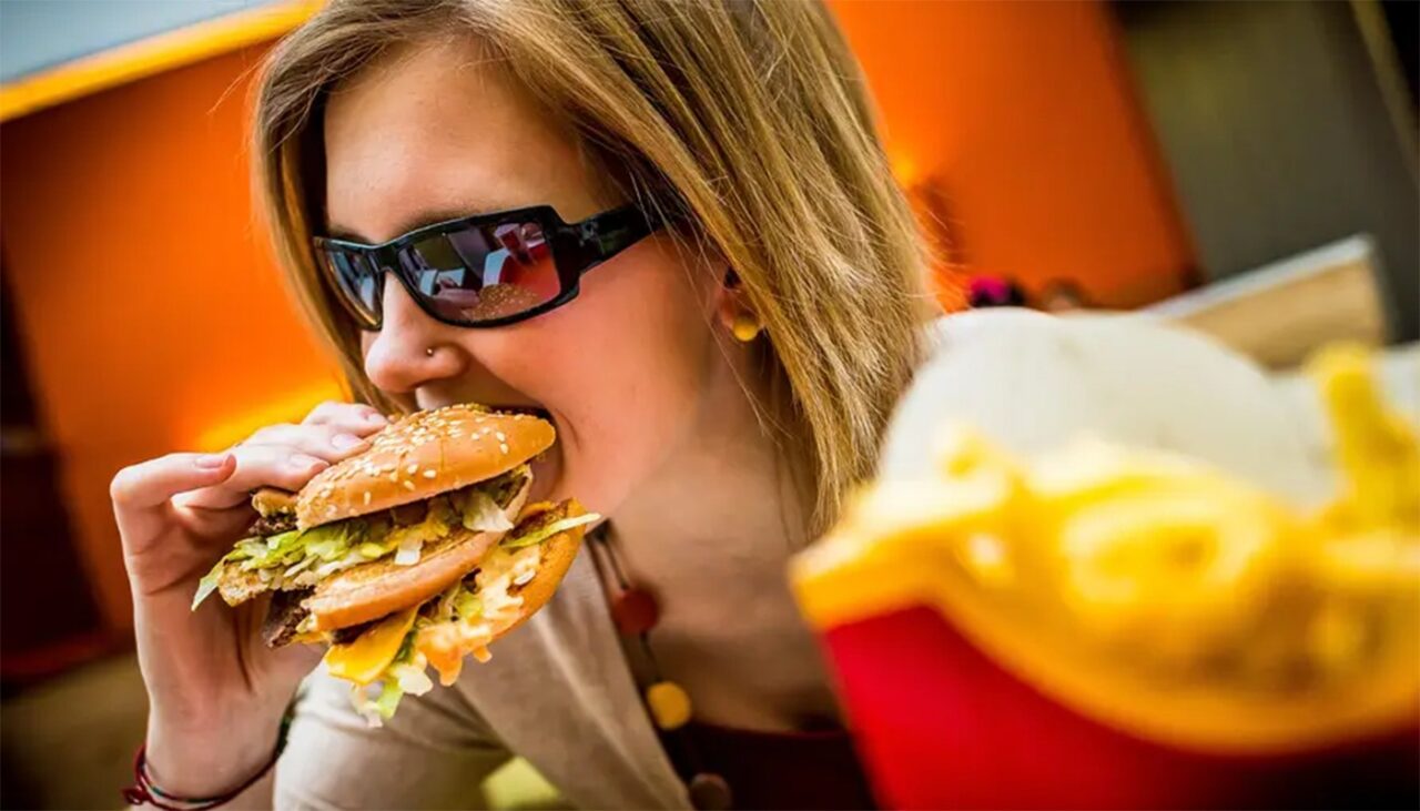 Mulți români fac GREȘEALA aceasta! Ce se întâmplă dacă mănânci zilnic de la McDonald’s
