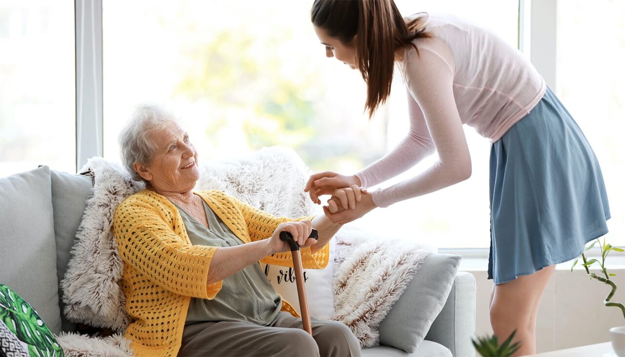 Ce au pățit doi pensionari din Italia, după ce au angajat o BADANTĂ din România. Ce le făcea îngrijitoarea, când bătrânii nu erau atenți
